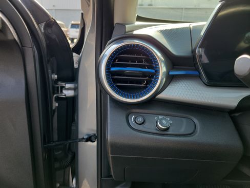 Used 2025 Chevrolet Trax LT w/ Driver Confidence Package FWD image 21