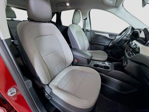 Used 2022 Ford Escape SE w/ SE Sport Appearance Package image 27