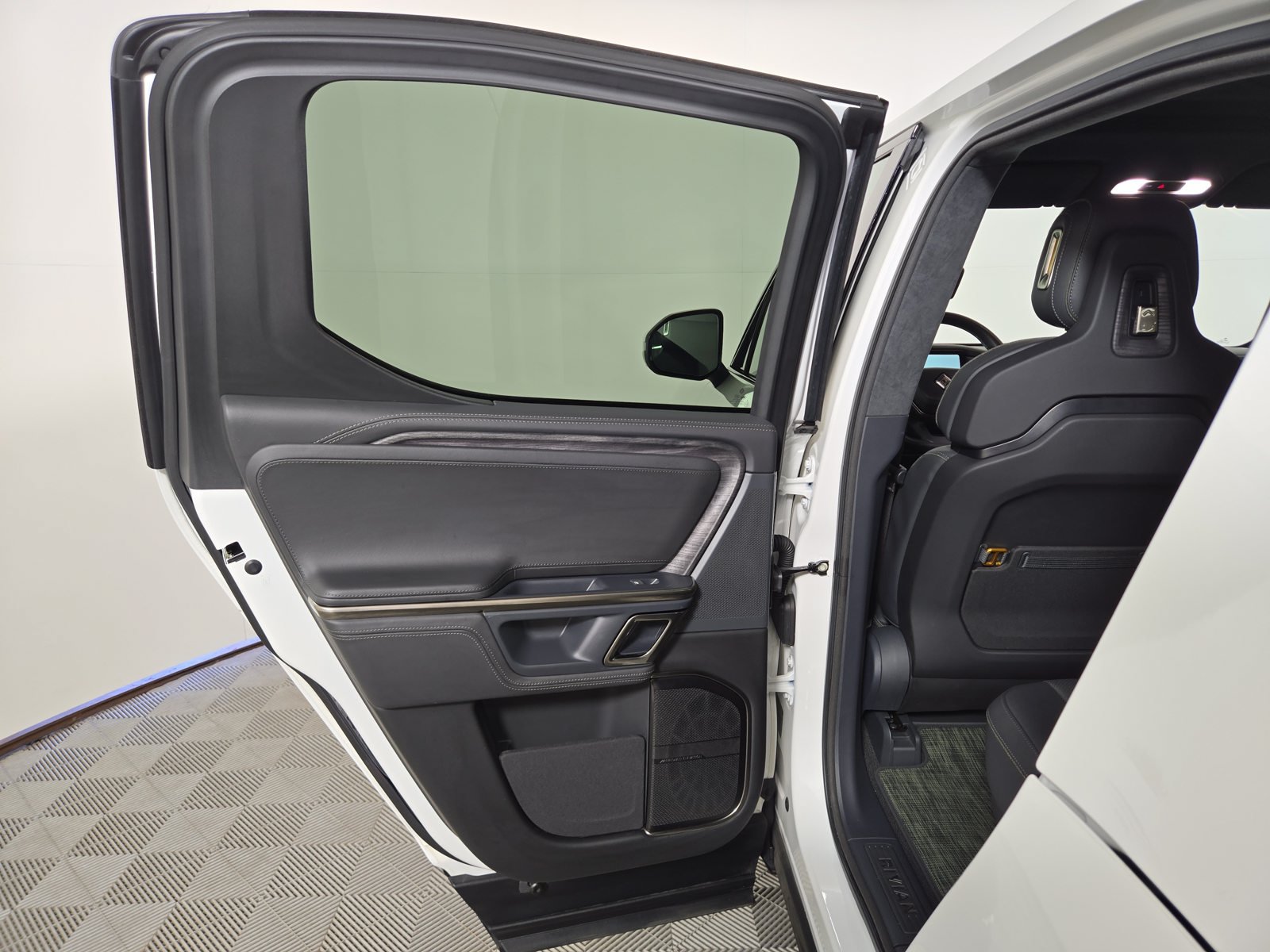 Used 2022 Rivian R1T Adventure AWD/4WD image 17