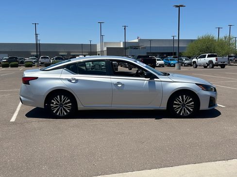 Used 2024 Nissan Altima 2.5 SV FWD image 6
