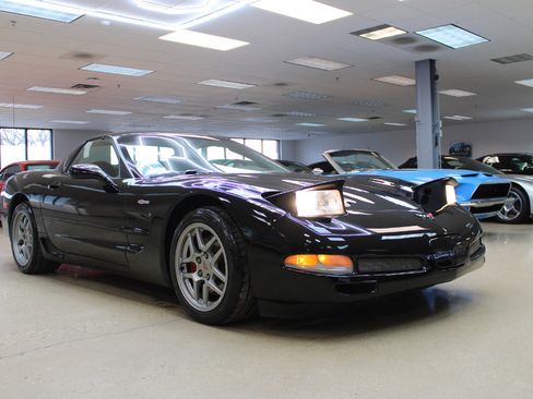 Used 2002 Chevrolet Corvette Z06 w/ Memory Pkg image 2