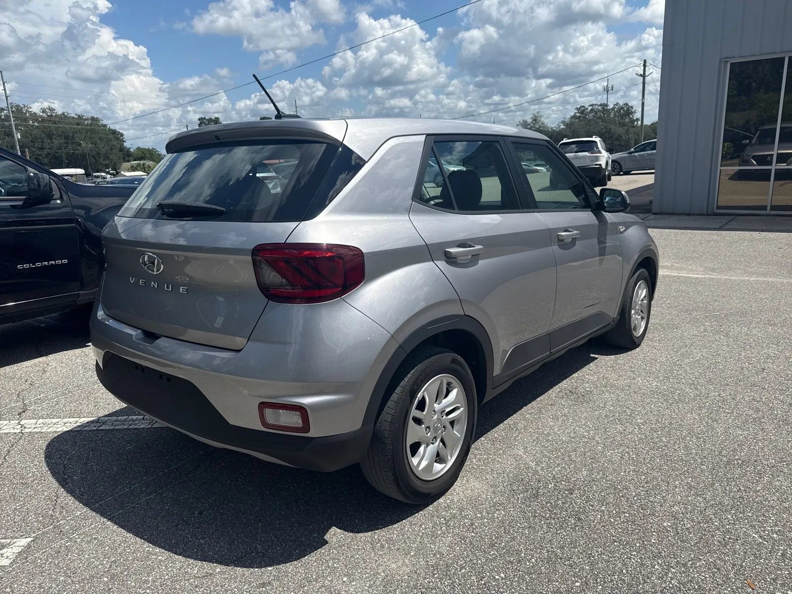 Used 2023 Hyundai Venue SE FWD image 9