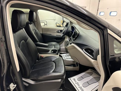 Certified 2023 Chrysler Pacifica Touring-L image 29