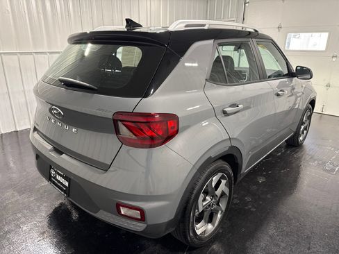 Used 2022 Hyundai Venue Limited FWD image 5