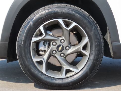 Certified 2025 Chevrolet Trax LT FWD image 8