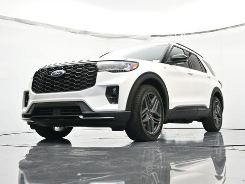 Certified 2025 Ford Explorer ST-Line w/ Premium Package image 39