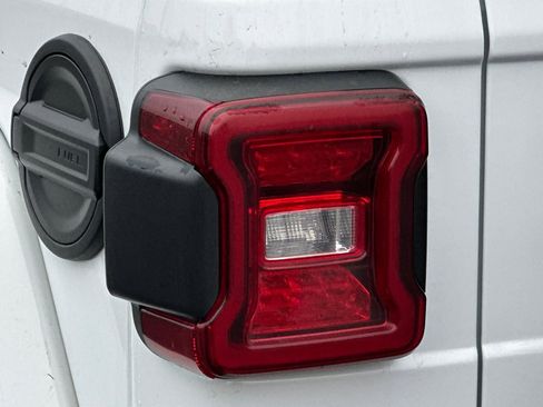 Used 2025 Jeep Wrangler Sahara image 47