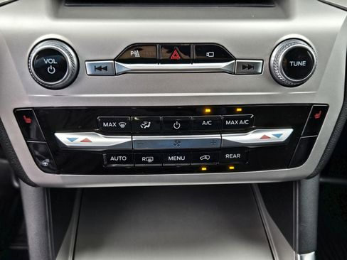 Used 2022 Ford Explorer XLT w/ Equipment Group 202A RWD image 17