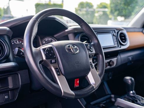 Used 2018 Toyota Tacoma SR5 AWD/4WD image 13