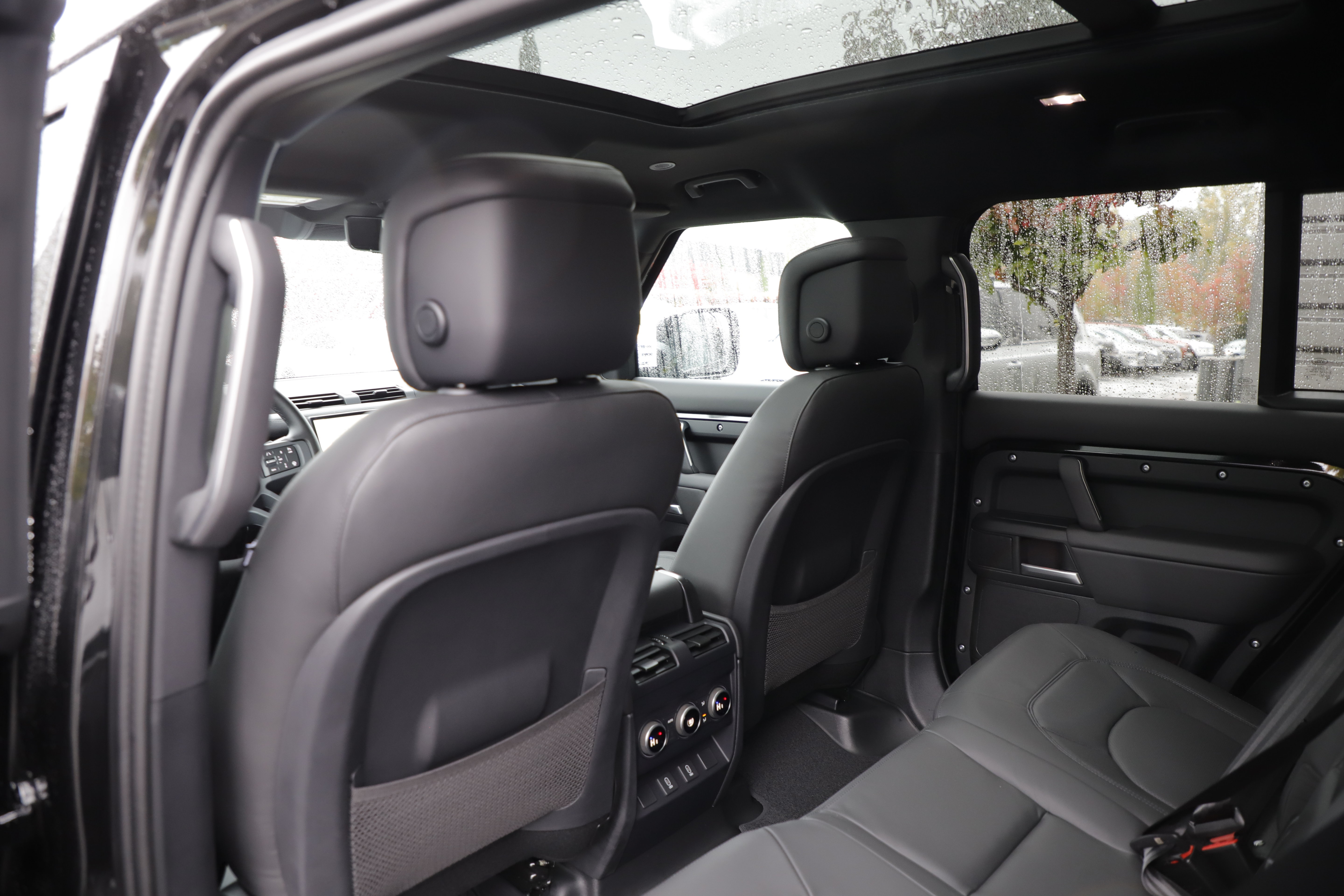 New 2026 Land Rover Defender 110 X-Dynamic SE AWD/4WD image 17