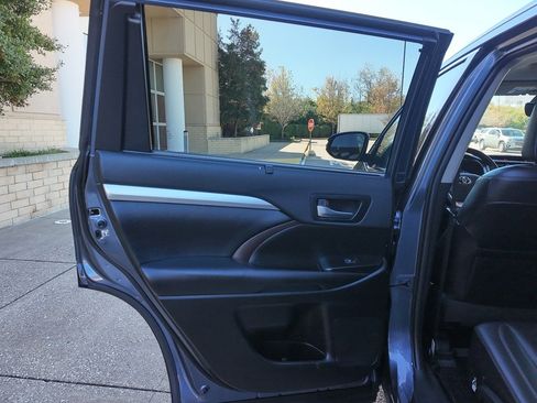 Used 2019 Toyota Highlander XLE image 22