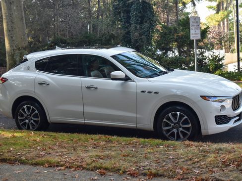 Used 2021 Maserati Levante AWD/4WD image 13