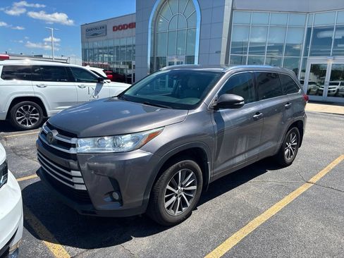 Used 2018 Toyota Highlander XLE AWD/4WD image 2