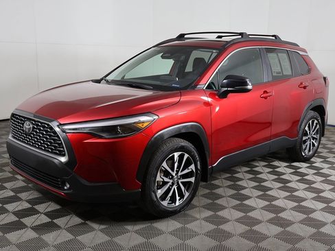 Used 2025 Toyota Corolla Cross XLE image 8