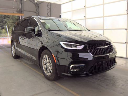 Used 2026 Chrysler Pacifica Select FWD image 2