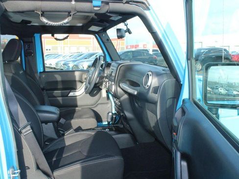 Used 2017 Jeep Wrangler Unlimited Sahara w/ Connectivity Group image 12