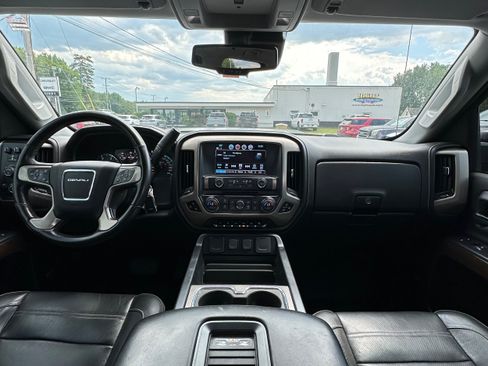 Used 2018 GMC Sierra 2500 Denali w/ Duramax Plus Package AWD/4WD image 18