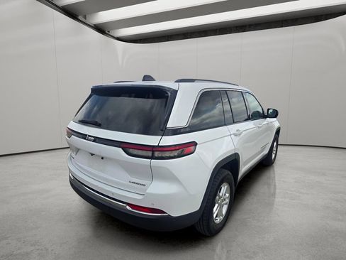 Used 2024 Jeep Grand Cherokee Laredo AWD/4WD image 5