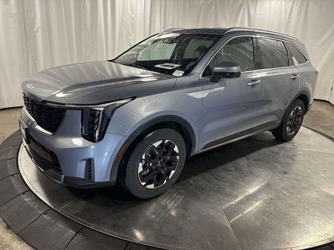 Certified 2025 Kia Sorento S image 1