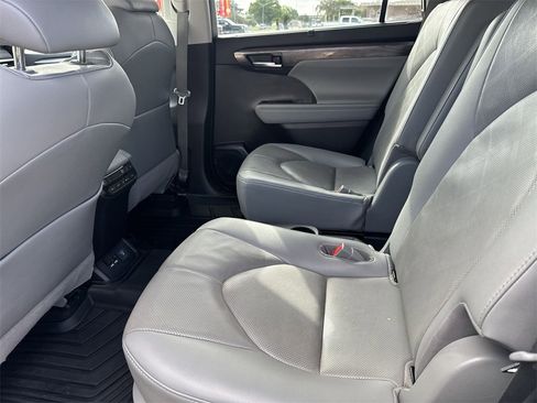 Used 2020 Toyota Highlander Limited Platinum image 29