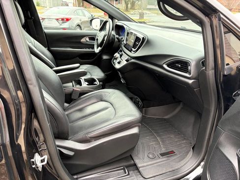 Used 2019 Chrysler Pacifica Touring-L w/ Advanced Safetytec Group image 8