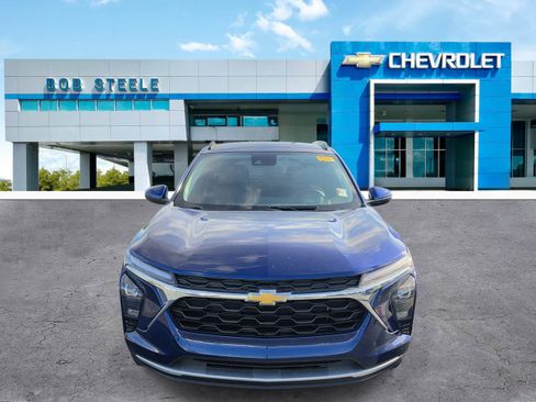 Used 2024 Chevrolet Trax LT w/ Driver Confidence Package FWD image 2