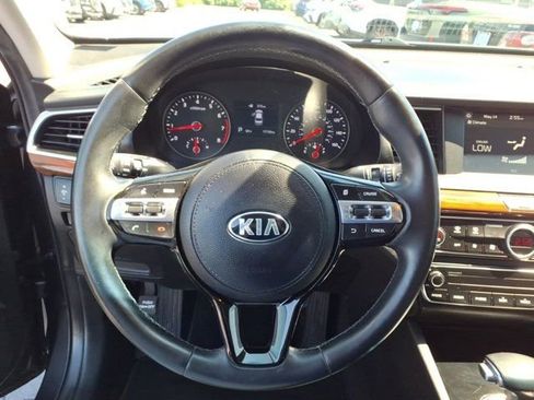 Used 2018 Kia Cadenza Premium w/ Paint Protection Package FWD image 17