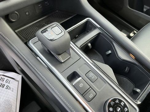 Used 2024 Nissan Pathfinder SL AWD/4WD image 22
