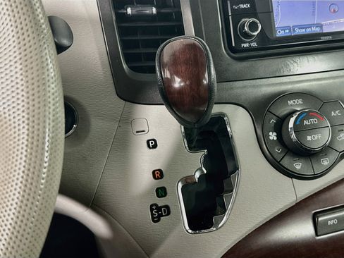 Used 2013 Toyota Sienna XLE FWD image 25