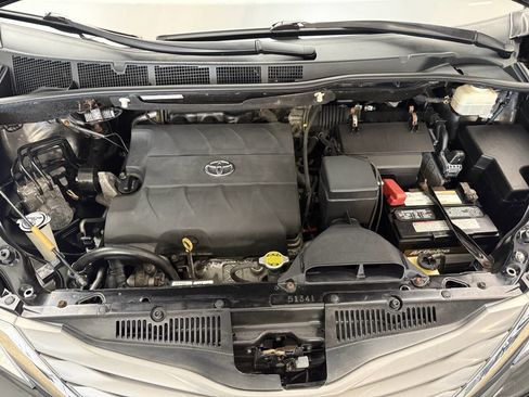 Used 2013 Toyota Sienna XLE image 30