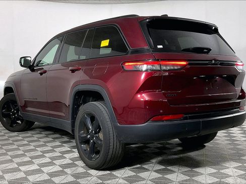 Used 2023 Jeep Grand Cherokee Altitude AWD/4WD image 4
