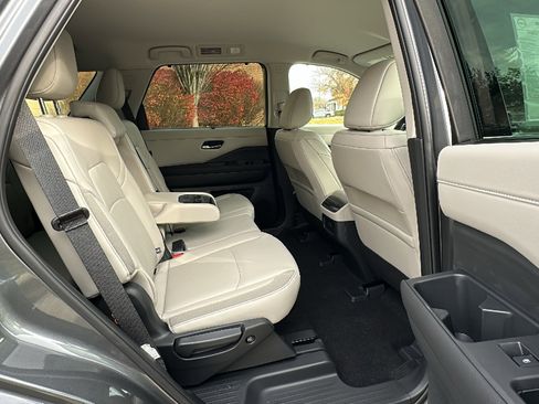 New 2025 Nissan Pathfinder SL image 13