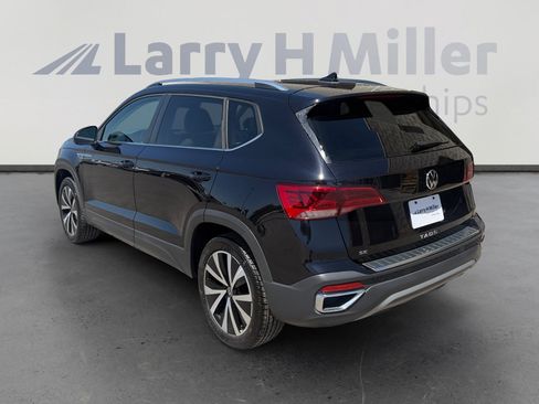 Used 2024 Volkswagen Taos SE w/ Panoramic Sunroof Package FWD image 10