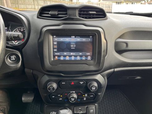 Used 2019 Jeep Renegade Latitude w/ Cold Weather Group image 21