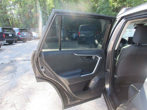 Used 2020 Toyota RAV4 LE FWD image 15