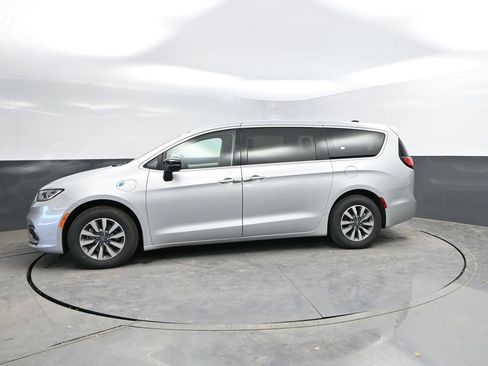 Used 2024 Chrysler Pacifica Select FWD image 6