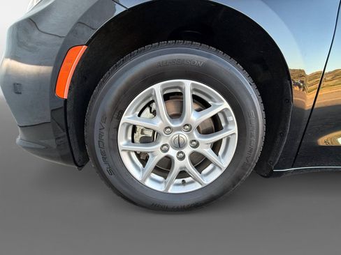 Used 2024 Chrysler Pacifica Touring-L FWD image 20