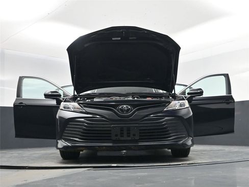 Used 2020 Toyota Camry LE image 30