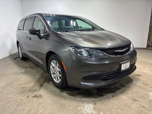 Used 2017 Chrysler Pacifica LX image 1