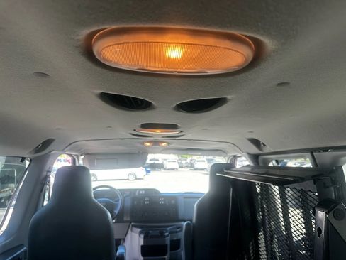 Used 2011 Ford E-350 and Econoline 350 XLT image 27