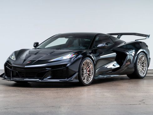 Used 2024 Chevrolet Corvette Z06 RWD image 4