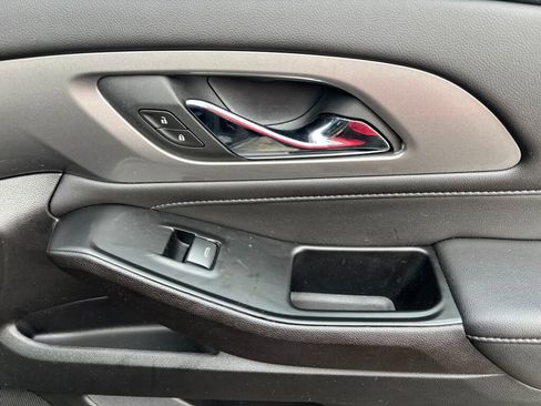 Used 2023 Chevrolet Traverse LT image 18