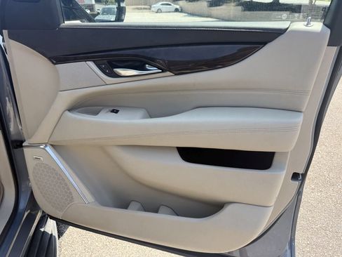 Used 2016 Cadillac Escalade Luxury AWD/4WD image 35