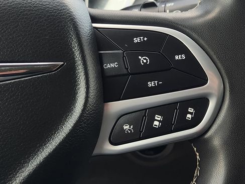 Used 2023 Chrysler Pacifica Touring-L FWD image 28