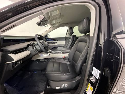 Used 2025 Lincoln Nautilus Premier image 16