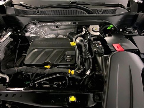 Used 2025 Chevrolet Trax LT w/ LT Convenience Package FWD image 10