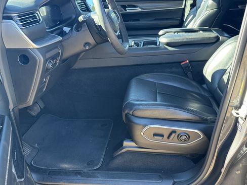 Used 2024 Jeep Wagoneer L Series II image 9