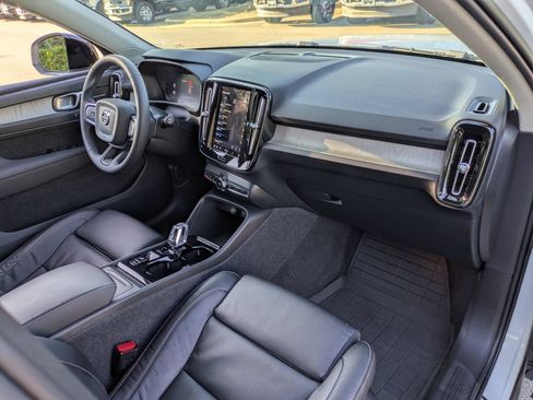 Used 2023 Volvo XC40 B4 Ultimate FWD image 38