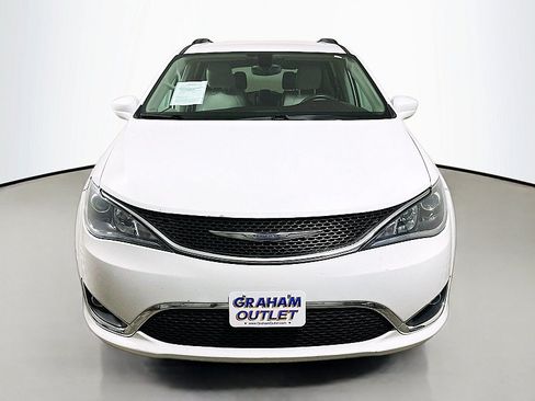 Used 2017 Chrysler Pacifica Touring-L FWD image 2