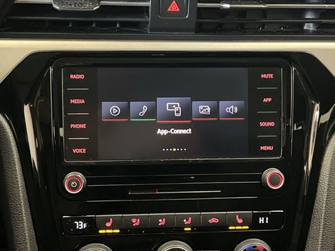 Used 2022 Volkswagen Passat 2.0T SE image 18